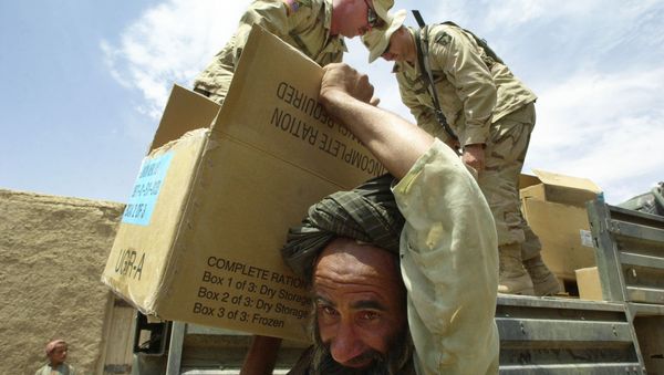 A man carries a box with donated food from the 101st Airborne Division  in the village of Khoshab, Afghanistan (File) - Sputnik International