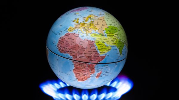 A picture taken on November 4, 2015 shows a small globe above a fire to illustrate global warming - Sputnik International