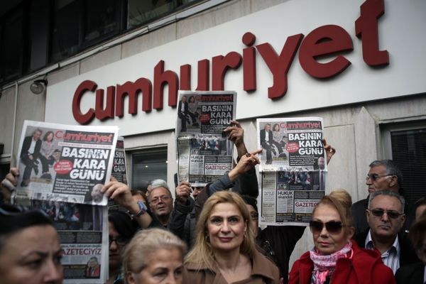 People gather to protest the jailing of opposition Cumhuriyet newspaper's editor-in-chief Can Dundar and Ankara representative Erdem Gul, in Istanbul, Turkey, Friday, Nov. 27, 2015 People gather to protest the jailing of opposition Cumhuriyet newspaper's editor-in-chief Can Dundar and Ankara representative Erdem Gul, in Istanbul, Turkey, Friday, Nov. 27, 2015 - Sputnik International