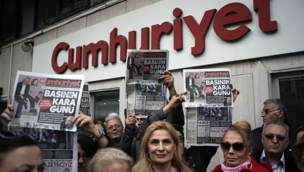 People gather to protest the jailing of opposition Cumhuriyet newspaper's editor-in-chief Can Dundar and Ankara representative Erdem Gul, in Istanbul, Turkey, Friday, Nov. 27, 2015 People gather to protest the jailing of opposition Cumhuriyet newspaper's editor-in-chief Can Dundar and Ankara representative Erdem Gul, in Istanbul, Turkey, Friday, Nov. 27, 2015 - Sputnik International