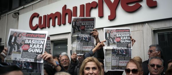 People gather to protest the jailing of opposition Cumhuriyet newspaper's editor-in-chief Can Dundar and Ankara representative Erdem Gul, in Istanbul, Turkey, Friday, Nov. 27, 2015 People gather to protest the jailing of opposition Cumhuriyet newspaper's editor-in-chief Can Dundar and Ankara representative Erdem Gul, in Istanbul, Turkey, Friday, Nov. 27, 2015 - Sputnik International