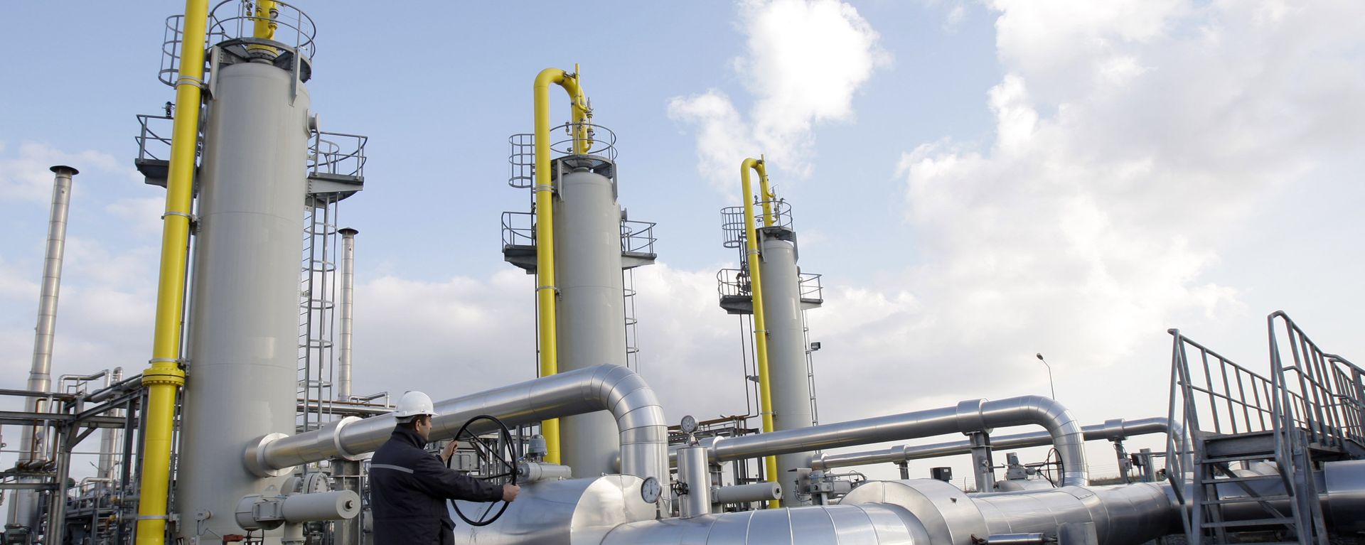 A Turkish technician checks the valves at a natural gas storage facility in Silivri, near Istanbul, Turkey. file photo  - Sputnik International, 1920, 23.09.2022