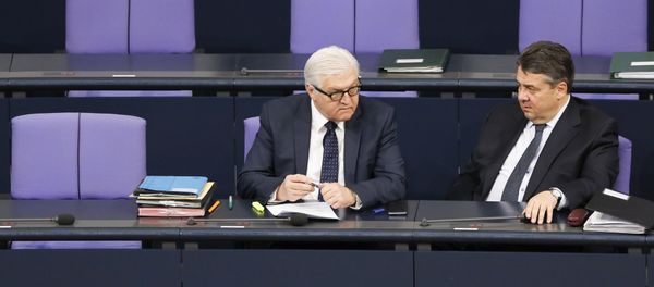 German Vice Chancellor and Economy Minister Sigmar Gabriel, right, talks with Foreign Minister Frank-Walter Steinmeier prior to the session of the parliament Bundestag in Berlin, Germany, Thursday, March 26, 2015 - Sputnik International