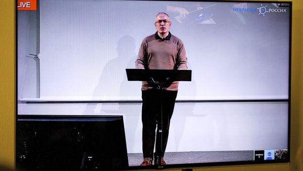 Mikhail Khodorkovsky, once Russia's richest man, speaks during a webcast conference in London, and is seen on a TV screen in Open Russia movement office in Moscow, Russia, on Wednesday, Dec. 9, 2015 - Sputnik International