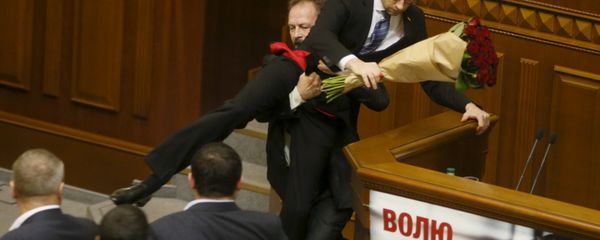 Rada deputy Oleg Barna removes Prime Minister Arseny Yatseniuk from the tribune, after presenting him a bouquet of roses, during the parliament session in Kiev, Ukraine, December 11, 2015 - Sputnik International