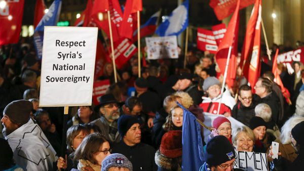 People protest in front of Brandenburg gate in Berlin, Germany, December 3, 2015, with a poster Respect Syria's National Sovereignity against the possible deployment of German aircraft to Syria People protest in front of Brandenburg gate in Berlin, Germany, December 3, 2015, with a poster Respect Syria's National Sovereignity against the possible deployment of German aircraft to Syria - Sputnik International