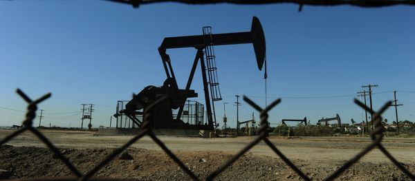 Oil pumps in operation at an oilfield near central Los Angeles Oil pumps in operation at an oilfield near central Los Angeles - Sputnik International