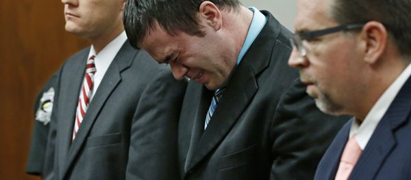 Daniel Holtzclaw, center, cries as he stands in front of the judge after the verdicts were read in his trial in Oklahoma City, Thursday, Dec. 10, 2015. - Sputnik International