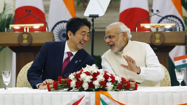 Japan's Prime Minister Shinzo Abe (L) and his Indian counterpart Narendra Modi shares a moment during a signing of agreement at Hyderabad House in New Delhi, India, December 12, 2015 - Sputnik International