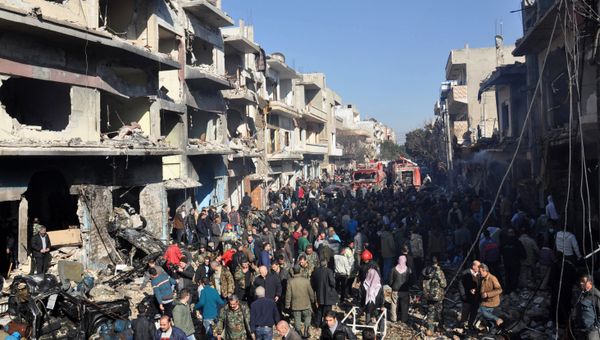 Syrians gather at the site of a car bomb explosion in al-Zahra neighborhood in Homs on December 12, 2015 - Sputnik International
