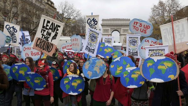 Environmentalists demonstrate near the Arc de Triomphe in Paris, France, as the World Climate Change Conference 2015 (COP21) continues at Le Bourget, December 12, 2015 - Sputnik International
