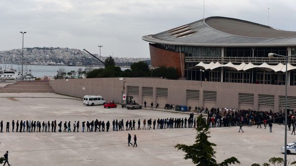 Migrants and refugees line up for food outside of a temporary housing facility for migrants located in a former Olympic hall in Faliro suburb of Athens on December 11, 2015. Migrants and refugees line up for food outside of a temporary housing facility for migrants located in a former Olympic hall in Faliro suburb of Athens on December 11, 2015. - Sputnik International