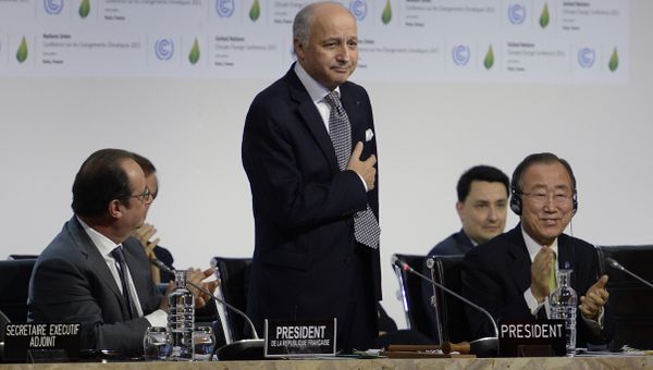 French Foreign Minister Laurent Fabius (C) is applauded by French President Francois Hollande (L) and United Nations Secretary General Ban Ki-moon (R) after a statement at the COP21 Climate Conference in Le Bourget, north of Paris, on December 12, 2015. French Foreign Minister Laurent Fabius (C) is applauded by French President Francois Hollande (L) and United Nations Secretary General Ban Ki-moon (R) after a statement at the COP21 Climate Conference in Le Bourget, north of Paris, on December 12, 2015. - Sputnik International