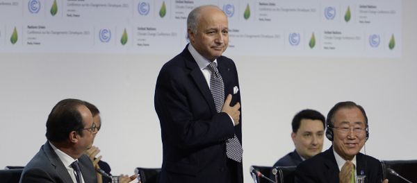 French Foreign Minister Laurent Fabius (C) is applauded by French President Francois Hollande (L) and United Nations Secretary General Ban Ki-moon (R) after a statement at the COP21 Climate Conference in Le Bourget, north of Paris, on December 12, 2015. - Sputnik International