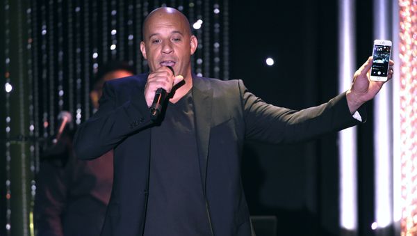 Vin Diesel records himself on his cell phone at the Hollywood Film Awards at the Beverly Hilton Hotel in Beverly Hills, Calif - Sputnik International