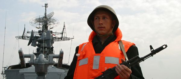 A serviceman of the Smetlivy anti-submarine ship of Russia's Black Sea Fleet - Sputnik International