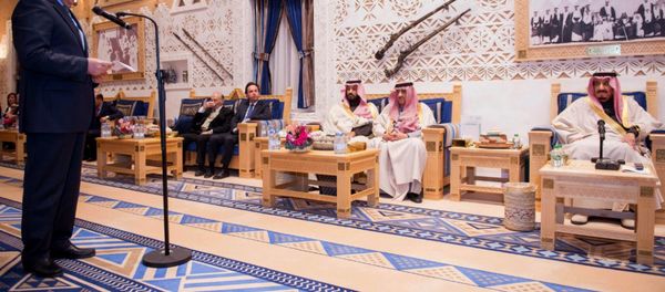 A picture provided by the Saudi Press Agency (SPA)on December 10, 2015 shows Saudi King Salman bin Abdelaziz (R) listening to a member of the Syrian opposition during their meeting in Riyadh. - Sputnik International