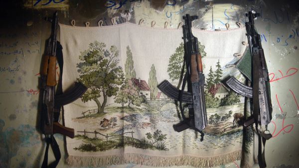 AK-47 machine guns hang in a shelter for Syrian rebels in the Salaheddine district of the northern Syrian city of Aleppo - Sputnik International