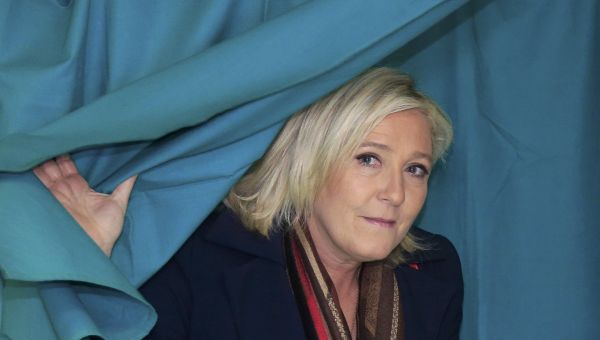 Marine Le Pen, French National Front political party leader and candidate for the National Front in the Nord-Pas-de-Calais-Picardie region, leaves the polling booth to cast her ballot in the second-round regional elections in Henin-Beaumont, France, December 13, 2015. - Sputnik International