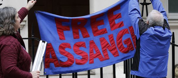 Protestors hang a banner opposite the Ecuadorian Embassy, in London, Monday, Dec. 14, 2015. Protestors hang a banner opposite the Ecuadorian Embassy, in London, Monday, Dec. 14, 2015. - Sputnik International