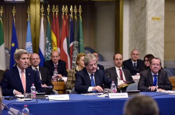 US Secretary of State John Kerry, left, and Italy's Foreign Minister Paolo Gentiloni, center, and UN special envoy for Libya Martin Kobler, right, take part in an international conference on Libya at the Ministry of Foreign Affairs in Rome Sunday, Dec. 13, 2015. - Sputnik International