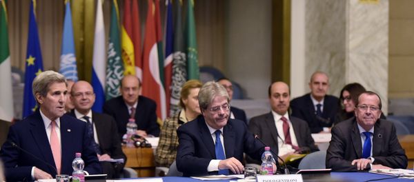 US Secretary of State John Kerry, left, and Italy's Foreign Minister Paolo Gentiloni, center, and UN special envoy for Libya Martin Kobler, right, take part in an international conference on Libya at the Ministry of Foreign Affairs in Rome Sunday, Dec. 13, 2015. - Sputnik International