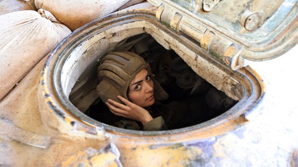 A female Syrian soldier from the Republican Guard commando battalion drives a tank during clashes with rebels in the restive Jobar area, in eastern Damascus A female Syrian soldier from the Republican Guard commando battalion drives a tank during clashes with rebels in the restive Jobar area, in eastern Damascus - Sputnik International