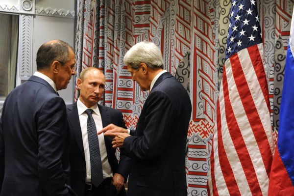 September 28, 2015. Russian President Vladimir Putin, center, Russian Foreign Minister Sergey Lavrov, left, and US Secretary of State John Kerry, right, speak after meeting with US President Barack Obama during the 70th UN General Assembly session in New York City. September 28, 2015. Russian President Vladimir Putin, center, Russian Foreign Minister Sergey Lavrov, left, and US Secretary of State John Kerry, right, speak after meeting with US President Barack Obama during the 70th UN General Assembly session in New York City. - Sputnik International