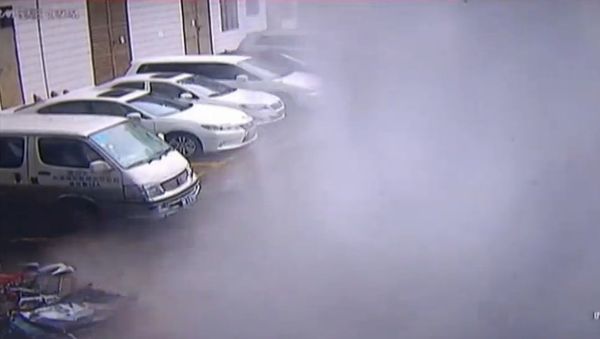 Wall collapses on parking lot in China - Sputnik International