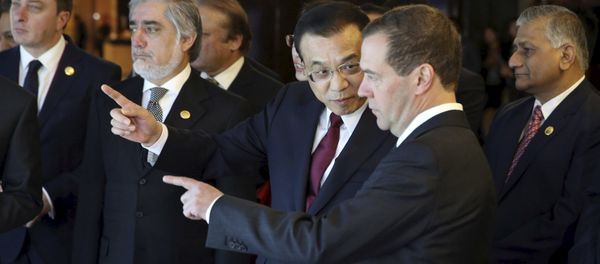 Chinese Premier Li Keqiang (C) talks to his Russian counterpart Dmitry Medvedev (front) as they visit an exhibition, ahead of the 14th Shanghai Cooperation Organization (SCO) Prime Ministers' Meeting, in Zhengzhou, Henan province, China, December 14, 2015 Chinese Premier Li Keqiang (C) talks to his Russian counterpart Dmitry Medvedev (front) as they visit an exhibition, ahead of the 14th Shanghai Cooperation Organization (SCO) Prime Ministers' Meeting, in Zhengzhou, Henan province, China, December 14, 2015 - Sputnik International