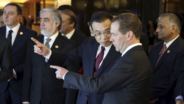 Chinese Premier Li Keqiang (C) talks to his Russian counterpart Dmitry Medvedev (front) as they visit an exhibition, ahead of the 14th Shanghai Cooperation Organization (SCO) Prime Ministers' Meeting, in Zhengzhou, Henan province, China, December 14, 2015 Chinese Premier Li Keqiang (C) talks to his Russian counterpart Dmitry Medvedev (front) as they visit an exhibition, ahead of the 14th Shanghai Cooperation Organization (SCO) Prime Ministers' Meeting, in Zhengzhou, Henan province, China, December 14, 2015 - Sputnik International