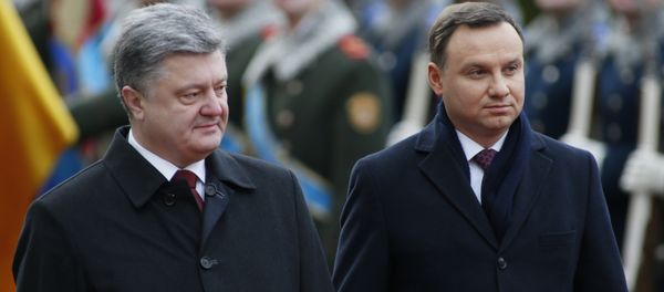 Poland's President Andrzej Duda (R) and his Ukrainian counterpart Petro Poroshenko inspect honour guards during a welcoming ceremony in Kiev, Ukraine December 15, 2015 Poland's President Andrzej Duda (R) and his Ukrainian counterpart Petro Poroshenko inspect honour guards during a welcoming ceremony in Kiev, Ukraine December 15, 2015 - Sputnik International