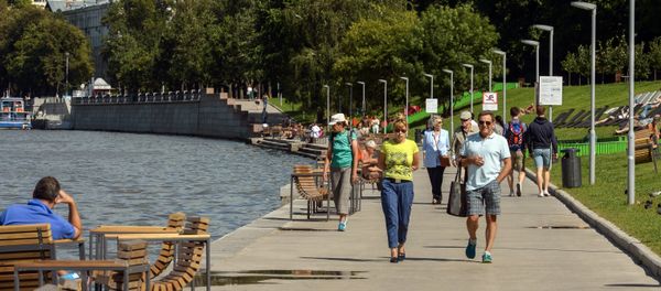 People relax on the Moskva-river embankment on the territory of the Vorobyovy Gory Nature Park, Moscow - Sputnik International
