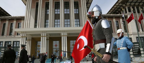 A Turkish military guard of honour in historical warrior gear stands outside President Recep Tayyip Erdogan's new, more than 1,000-room palace, after a ceremony for Iraqi President Fuad Masoum, in Ankara, Turkey, Wednesday, April 22, 2015 - Sputnik International