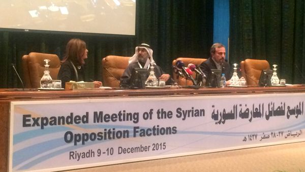 Saudi official Abdulaziz al-Saqr (C) and members of the Syrian opposition Louai Safi (R) and Hend Kapwat (L) talks to media during a press conference held after the end of the Syrian Opposition conference in Riyadh, on December 10, 2015 - Sputnik International