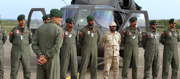 Saudi troops pose in front of an helicopter Saudi troops pose in front of an helicopter - Sputnik International