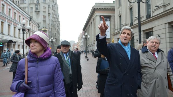 U.S. Secretary of State John Kerry (C) walks on Arbat Street while souvenir shopping with Celeste Wallander of the National Security Council (L) and U.S. Ambassador to Russia John Tefft (R) in Moscow on December 15, 2015 U.S. Secretary of State John Kerry (C) walks on Arbat Street while souvenir shopping with Celeste Wallander of the National Security Council (L) and U.S. Ambassador to Russia John Tefft (R) in Moscow on December 15, 2015 - Sputnik International