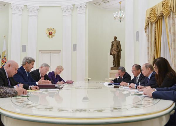 US Secretary of State John Kerry, 2nd left, and US Ambassador in Russia John Tefft, 3rd left, take part in a meeting with Russia's President Vladimir Putin, 2nd right, and Russia's Foreign minister Sergey Lavrov. 3rd right, in Moscow US Secretary of State John Kerry, 2nd left, and US Ambassador in Russia John Tefft, 3rd left, take part in a meeting with Russia's President Vladimir Putin, 2nd right, and Russia's Foreign minister Sergey Lavrov. 3rd right, in Moscow - Sputnik International