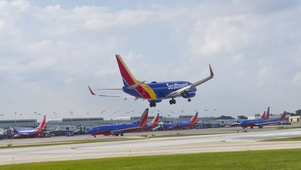 A Southwest airlines plane lands at Chicago's Midway Airport in Chicago on Sepetmber 24, 2015. - Sputnik International