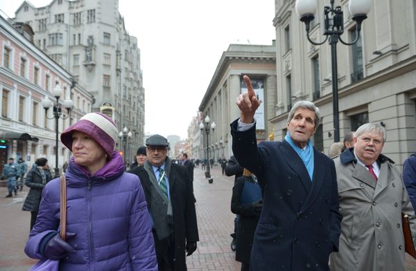 U.S. Secretary of State John Kerry (C) walks on Arbat Street while souvenir shopping with Celeste Wallander of the National Security Council (L) and U.S. Ambassador to Russia John Tefft (R) in Moscow on December 15, 2015 U.S. Secretary of State John Kerry (C) walks on Arbat Street while souvenir shopping with Celeste Wallander of the National Security Council (L) and U.S. Ambassador to Russia John Tefft (R) in Moscow on December 15, 2015 - Sputnik International