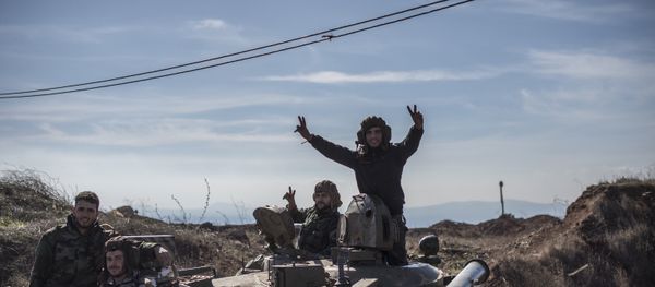 Soldiers of the Syrian Arab Army at the frontline in the al-Kom village of the Quneitra province in Syria - Sputnik International