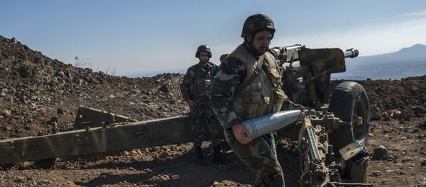 A soldier of the Syrian Arab Army carries ammunition to a weapon during training at the frontline in the al-Kom village of the Quneitra province in Syria - Sputnik International