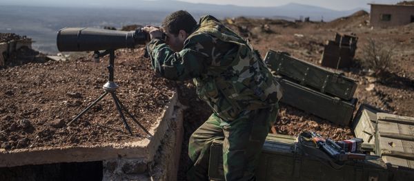 A soldier of the Syrian Arab Army at an observation post at the frontline in the al-Kom village of the Quneitra province in Syria - Sputnik International