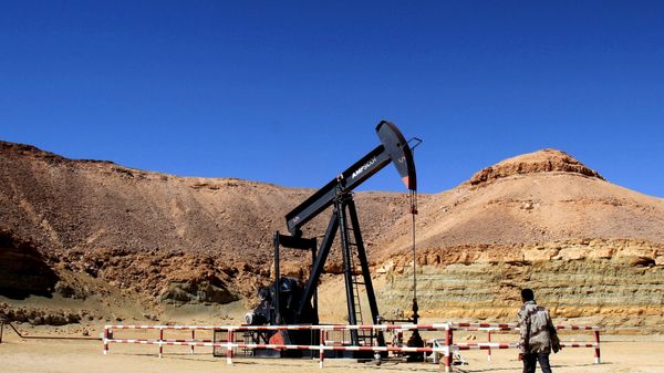A Libyan security member walks by an oil drill on March 23, 2013 at the al-Ghani oil field, near the city of Waddan in the central Al-Jufrah province. A Libyan security member walks by an oil drill on March 23, 2013 at the al-Ghani oil field, near the city of Waddan in the central Al-Jufrah province. - Sputnik International