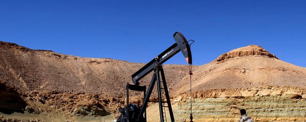 A Libyan security member walks by an oil drill on March 23, 2013 at the al-Ghani oil field, near the city of Waddan in the central Al-Jufrah province. - Sputnik International