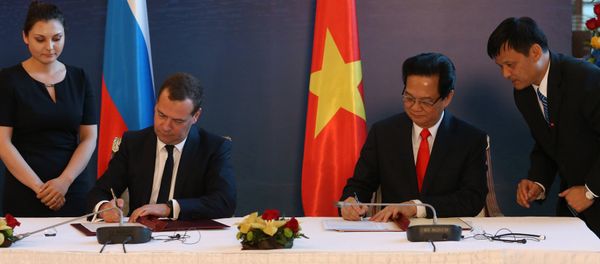 May 29, 2015. Prime Minister Dmitry Medvedev (second left) and Prime Minister of Vietnam Nguyen Tan Dung (second right) during the signing of a free trade agreement between the Eurasian Economic Union and the Socialist Republic of Vietnam May 29, 2015. Prime Minister Dmitry Medvedev (second left) and Prime Minister of Vietnam Nguyen Tan Dung (second right) during the signing of a free trade agreement between the Eurasian Economic Union and the Socialist Republic of Vietnam - Sputnik International