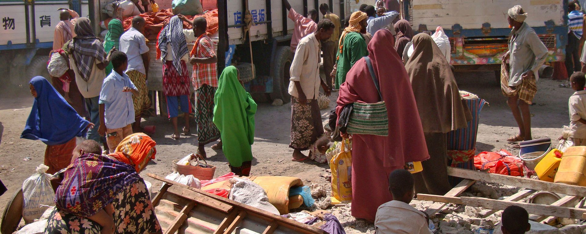 Displaced Somalis who had fled a severe famine in the south of the Horn of Africa country prepare to leave an internally displaced persons camp in Mogadishu January 8, 2012 to resettle back at their respective home regions Displaced Somalis who had fled a severe famine in the south of the Horn of Africa country prepare to leave an internally displaced persons camp in Mogadishu January 8, 2012 to resettle back at their respective home regions - Sputnik International, 1920, 24.06.2022
