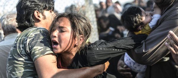 Syrians fleeing the war rush through broken down border fences to enter Turkish territory illegally, near the Turkish border crossing at Akcakale in Sanliurfa province on June 14, 2015. Syrians fleeing the war rush through broken down border fences to enter Turkish territory illegally, near the Turkish border crossing at Akcakale in Sanliurfa province on June 14, 2015. - Sputnik International