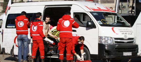 Members of the Syrian Red Crescent give aid to an injured man in the district of Waer in the central city of Homs on December 9, 2015 as hundreds of civilians and Syrian rebel forces began evacuating the last opposition-held district under a deal with the Syrian regime Members of the Syrian Red Crescent give aid to an injured man in the district of Waer in the central city of Homs on December 9, 2015 as hundreds of civilians and Syrian rebel forces began evacuating the last opposition-held district under a deal with the Syrian regime - Sputnik International