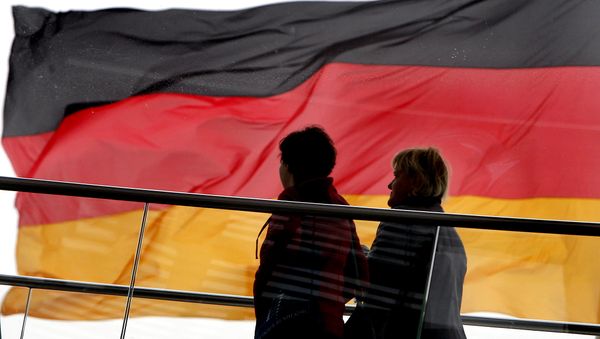 Visitors walk trough the glass dome of the Reichstag building in Berlin during an Open Day of the German Federal Parliament in Berlin, Germany, Sunday, Sept. 14, 2008 - Sputnik International